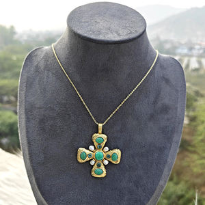 Collier pendentif croix audacieux plaqué or avec pierres précieuses, chrysocolle, accents de zircon cubique aqua et perle naturelle, bijoux en laiton. - Product Image 5
