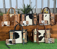 Fashion wanita kualitas tinggi 2 buah Set Combo tangan Tooled kulit Tote Handbag & tangan Tooled kulit sapi kulit kopling untuk wanita
