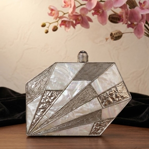 Pochette de luxe en nacre, élégante et artisanale, pour mariages, célébrations festives et événements spéciaux - Product Image 3