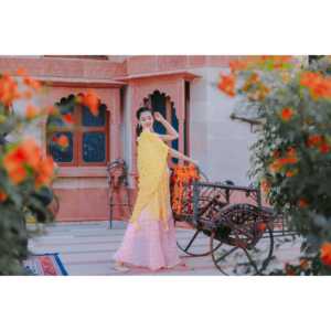 Ensemble de costume en mousseline de soie respirante rose flamant pour femme avec matière en georgette - Taille XS - Product Image 1