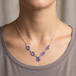 สร้อยคอแทนซาไนต์ธรรมชาติ เงินแท้ 925 ประดับแบบ Bezel Set หลายเม็ด สร้อยคอพลอยประจำเดือนธันวาคม งานแฮนด์เมด ของขวัญสำหรับเธอ - Product Image 4