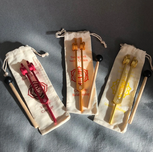 Juego de 3 diapasones con caja de regalo, frecuencias ponderadas de 285 Hz, 396 Hz y 417 Hz para los chakras Raíz, Sacro y Plectorum Solar. - Product Image 1