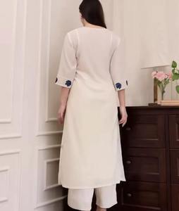 ชุดส่าหรีผ้าฝ้ายปักลายสำหรับผู้หญิง ดีไซน์หรูหรา ชุดสามชิ้น ประกอบด้วยเสื้อทูนิค กางเกง และผ้าพันคอ พร้อมงานปักลายประณีต - Product Image 3