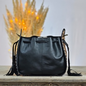 Bolso de hombro impermeable de cuero genuino estilo bohemio con estampado de piel de vaca, decoración de borlas y estilo bandolera para mujer. - Product Image 3