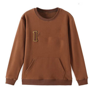 ไอโอตา ฟิ ทีตา |   เสื้อสเวตเชิ้ตคอกลมลายตัวอักษรกรีกสไตล์เฮอริเทจสำหรับผู้ชาย ทรงปกติ มีกระเป๋า ดีไซน์ตัวอักษรสีน้ำตาลทอง ผ้าฝ้าย 100% - Product Image 1