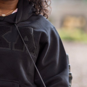 Sudadera con Capucha Negra Unisex, Sudadera Clásica con Diseño de Letras, Ropa Casual de Calle, Cómoda y de Primera Calidad - Product Image 3