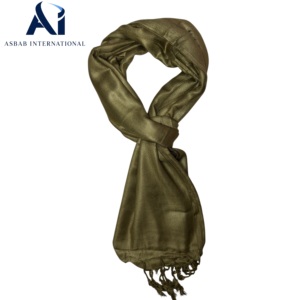 Venta al por mayor y exportación a granel de chales de pashmina de viscosa de color liso verde oliva, bufandas de tejido liso, hiyabs, envolturas, estolas con flecos y accesorios - Product Image 2