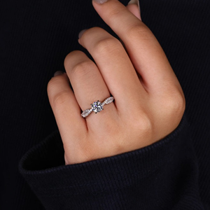 Anillo de Diamante de Corte Redondo de 1.35 Quilates Cultivado en Laboratorio, Clásico y en Tendencia, Oro Amarillo de 14K, Joyería de Compromiso y Boda para Fiestas - Product Image 1