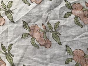 Tela 100% algodón estampada a mano con diseño floral Buti beige sobre base blanca |   Venta al por Mayor en Jaipur - Product Image 2