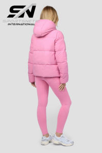 เสื้อแจ็คเก็ตพัฟเฟอร์แบบมีฮู้ดสำหรับผู้หญิง ไซส์พลัส บุใยโพลีเอสเตอร์ 80% กันน้ำ ระบายอากาศได้ดี แบบยูนิเซ็กซ์ สั่งทำขายส่งได้ - Product Image 6