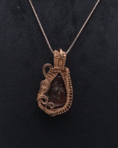 Collier en agate naturelle avec pendentif enroulé de fil de cuivre |   Collier artisanal bohème en pierres précieuses - Product Image 2
