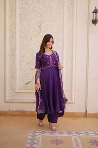 Conjunto de Salwar Kameez Rojo con Detalles Bordados, Ropa Tradicional India y Pakistaní para Mujer, Largo hasta el Tobillo, Corte Regular - Product Image 1