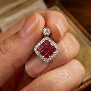 Pendentifs en or blanc massif 18 carats de haute qualité, sertis de rubis et de diamants taille princesse, pour cadeau, bijoux de fête classiques personnalisables, fabrication de qualité supérieure - Product Image 4