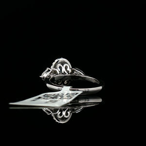 Bague de fiançailles solitaire ovale de luxe en or blanc 14 carats, sertie de pierres latérales trillons et rondes, cultivées en laboratoire |   Diamants Sheetal - Product Image 4