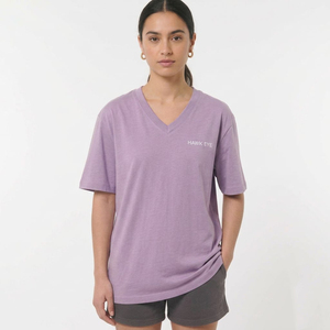 เสื้อยืดคอวีผ้าฝ้ายสำหรับผู้หญิง สีสันสวยงาม สไตล์ลำลองสำหรับฤดูร้อน พิมพ์ลายโลโก้แบบมินิมอล - Product Image 2