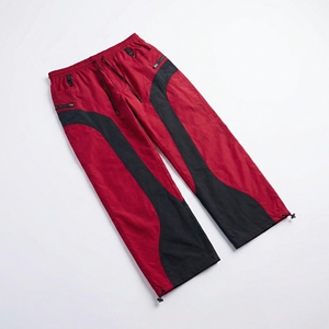 Pantalones Deportivos de Panel Rojo y Negro al por Mayor |   Pantalones Deportivos de Nailon con Cierres Utilitarios |   Proveedor de Ropa Deportiva y Casual OEM - Product Image 1