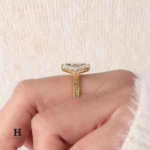 Anillo de compromiso vintage con diamante de laboratorio talla marquesa, banda grabada con patrón en oro amarillo de 14K, anillo tipo racimo - Product Image 4