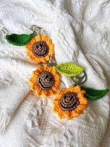 Porte-clés tournesol au crochet fait main en fil de coton doux, motif personnalisé, respectueux de l'environnement, décoration de sac - Product Image 4