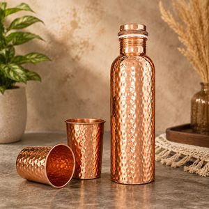 Botella de Agua de Cobre Martillado con 2 Vasos, Juego de Bebidas Reutilizable y Portátil, Estilo Clásico para Hogar, Oficina y Exteriores - Product Image 1
