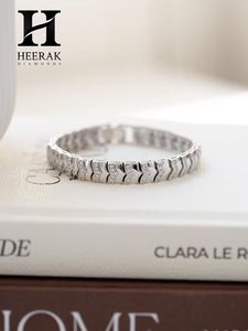 Bracelet de luxe à motif chevron, design texturé à maillons ondulés, bijoux fins en or blanc 18 carats - Product Image 2