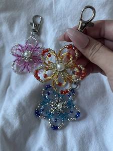 Breloque de sac élégante et raffinée en forme de fleur bleue, faite à la main, avec perles, accessoire décoratif pour sacs à main et portefeuilles - Product Image 5