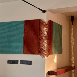 Tapis suspendu au concept unique, chef-d'œuvre, tufté à la main en laine néo-zélandaise, abstrait, couleur rouille, latex, décoration intérieure moderne, salon, intérieur - Product Image 1