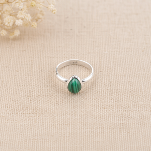 Anillo de Promesa Boho Minimalista Hecho a Mano con Plata de Ley 925 Pura, Gema de Malaquita Natural en Forma de Pera, Engaste de Bisel en Oro Rosa - Product Image 5