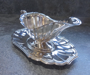 Salsera de Metal Plateado Pulido con Bandeja, Borde Festoneado, con Asa, Vajilla Moderna de Lujo, Estilo Vintage - Product Image 2