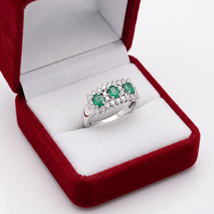 แหวนทองคำขาว 18k ประดับมรกตธรรมชาติและเพชรสามเม็ดแบบคลัสเตอร์ จาก Memoria Jewels ขายส่ง - Product Image 1