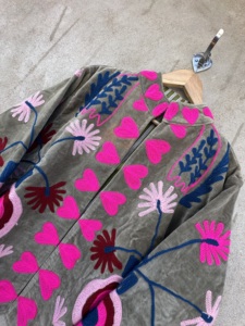Chaqueta Corta de Otoño/Invierno para Mujer, Bordado Suzani Floral Hecho a Mano, Chaqueta Bomber Ecológica, Tela de Terciopelo, Relleno de Algodón - Product Image 4