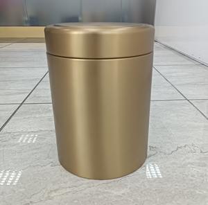 Cubo de Basura Metálico Dorado Mate Minimalista con Tapa, Apto para Baño, Dormitorio, Oficina y Decoración de Hogar de Lujo, Venta al por Mayor desde India - Product Image 4