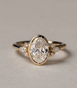 Elegante Anillo de Compromiso de Oro Amarillo de 14K con Moissanita de Corte Ovalado y Diamantes Laterales Marquesa, Anillo de Boda con Engaste de Bisel, Joyería Fina, Regalo - Product Image 1