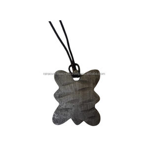 Collier pendentif en métal en gros de qualité supérieure Finitions uniques durables et parfait pour un usage quotidien Option cadeau unisexe - Product Image 5