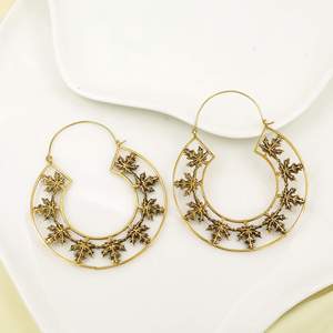 Boucles d'oreilles créoles en laiton plaqué or Sunil Jain, motif végétal, style bohème, bijoux de mode pour femmes du Rajasthan - Product Image 2