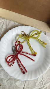 Porte-clés décoratif brodé à la main avec un motif unique et des perles colorées de haute qualité - Product Image 4