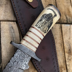 Cuchillo de caza hecho a mano de acero de Damasco con hoja de punta caída, mango de marfil con diseño de guadaña y funda de cuero. - Product Image 2