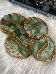 Juego de Posavasos de Resina Verde Esmeralda Belladec con Hojuelas Doradas, Estilo Geoda Hecho a Mano, Ligeros y Fáciles de Usar - Product Image 2