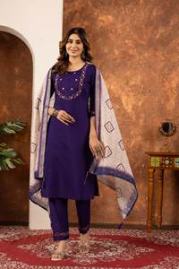 Ensemble de kurti festif de créateur avec broderie artisanale et dupatta imprimé - Product Image 4