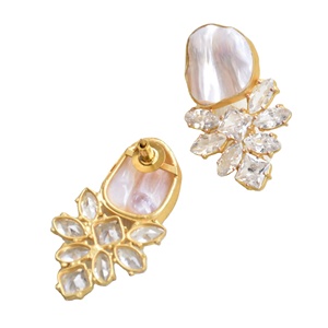 Boucles d'oreilles pendantes en laiton en gros, perle zircon baroque, fabrication artisanale, texture mate, sans nickel, durables, plaquées or 10 carats, prêtes pour le mariage - Product Image 3