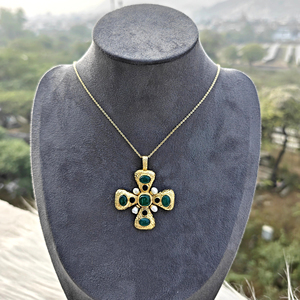 Colgante de Cruz Religiosa Católica con Gotas de Perlas y Múltiples Gemas de Ónix Verde, con Acento de Circonita Negra, Chapado en Oro de 18K sobre Latón Sólido, para Boda - Product Image 5