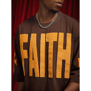 Camiseta Oversize para Hombre con Estampado Flocado 'Faith', Estilo Urbano, de Algodón Marrón, Cuello Redondo, Manga Corta, Diseño Gráfico - Product Image 3
