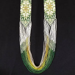 Collar de cuentas Gerdan ucraniano tradicional verde y blanco, de moda, collar tejido a la mano, collar de cuentas colorido de Ucrania - Product Image 1