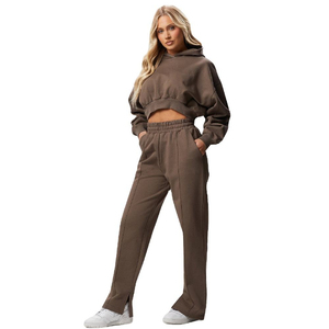 Nueva llegada: Conjuntos deportivos grises con logo personalizado y diseño de ribetes para mujer, ropa de exterior informal, estilo urbano, conjuntos de jogger para mujer. - Product Image 1
