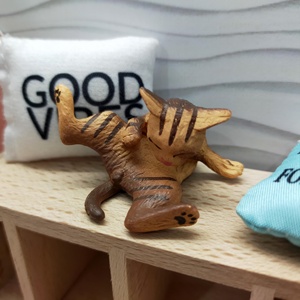 Figura de Gatito Tabby Marrón en Miniatura, Accesorio Decorativo para Casa de Muñecas, para Exhibición en el Hogar, para Mayores de 14 Años - Product Image 5