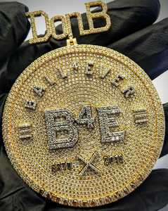 จี้ห้อยคอฮิปฮอป DonB B4E ชุบทอง 18K ประดับคริสตัลและเพชรเทียม ดีไซน์เก๋ เครื่องประดับสำหรับผู้ชาย - Product Image 1