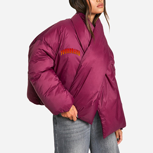 Chaqueta de Plumón para Mujer Hecha a Medida con Bufanda Integrada, Prenda Exterior Elegante y Cálida - Product Image 1