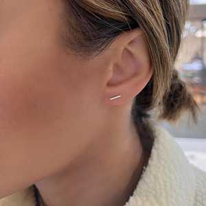 ต่างหูเพชรทรงแท่งขายส่ง ทอง 14k ทรงกลม เจียระไนแบบกลม เพชรเลี้ยงในห้องปฏิบัติการ ขนาดเล็ก ดีไซน์เรียบหรู แนวตั้ง มินิมอล คู่หนึ่ง ของขวัญจากผู้ผลิต - Product Image 4