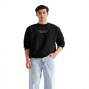 เสื้อสเวตเชิ้ตคอกลมสีดำพร้อมคำคม "ความลับของโรสแมรี่" โดยชิมามันดา งโกซี อดิชีชุดลำลองสำหรับผู้ชาย - Product Image 6