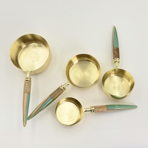 Tasses à mesurer en acier inoxydable avec poignée en résine au design élégant, parfaites pour la cuisine et la pâtisserie, ensemble de 4 pièces - Product Image 3