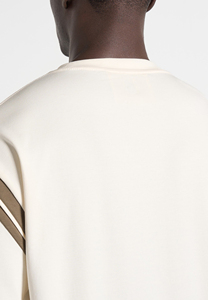 Camiseta de Punto Crema Extra Grande para Hombre con Ribete en Contraste, Manga Corta, Cuello Redondo, Diseño Casual de Color Sólido - Product Image 4